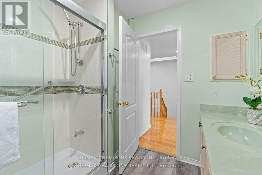 30 Larkspur Road, Brampton, Ontario  L6R 2T6 - Photo 12 - W12432474