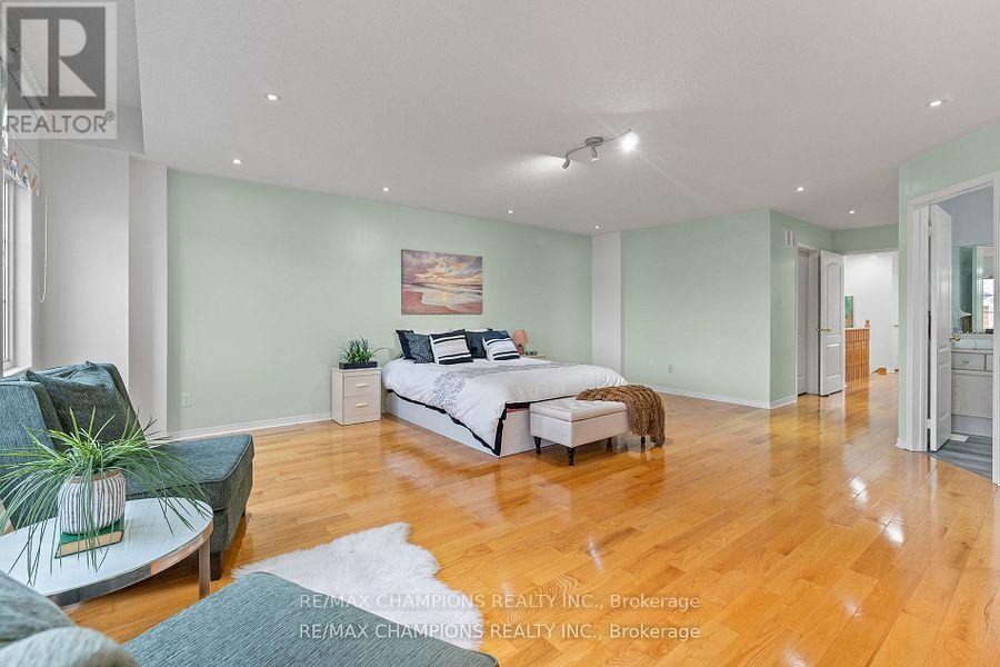 30 Larkspur Road, Brampton, Ontario  L6R 2T6 - Photo 19 - W12432474