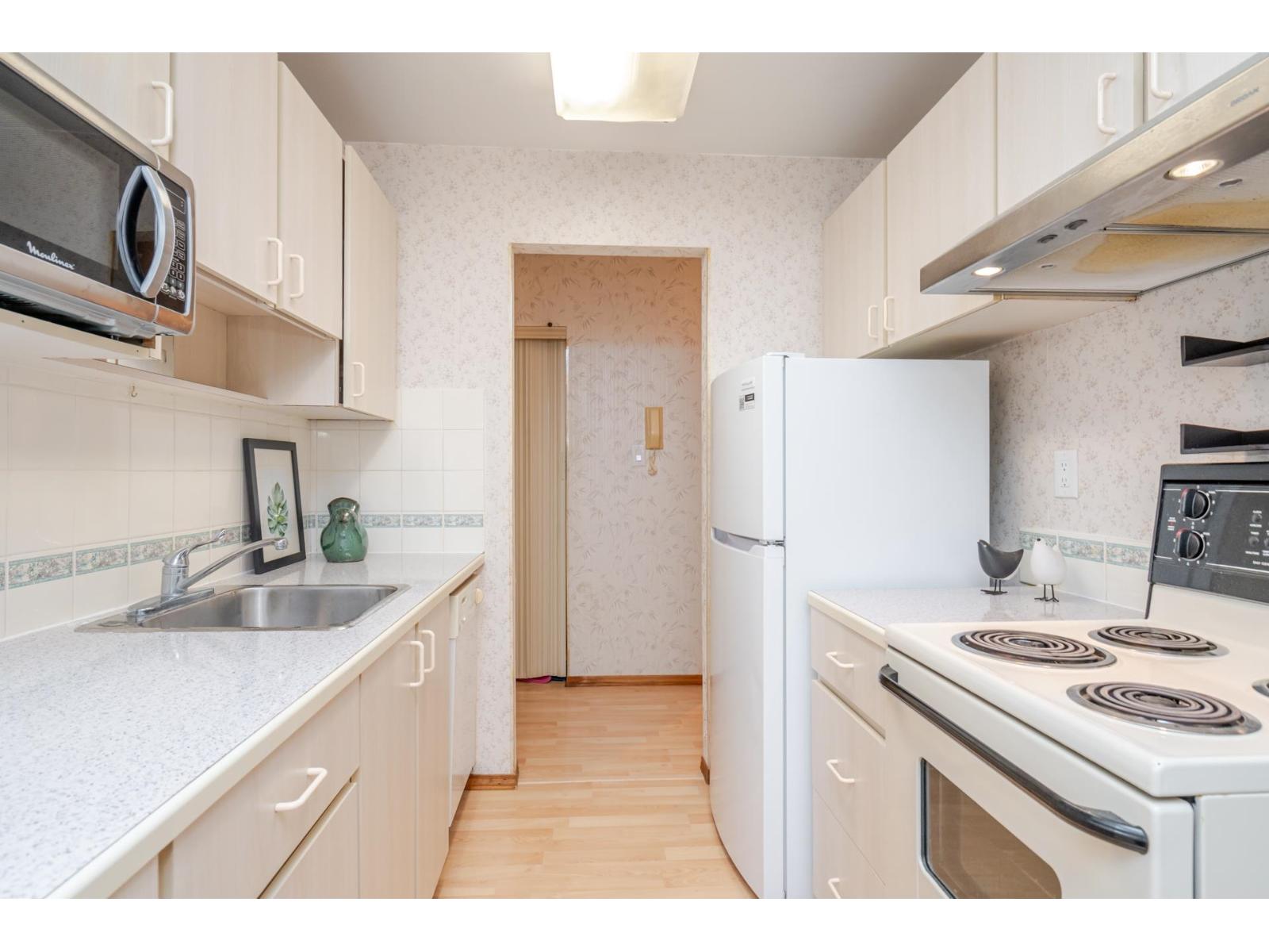 208 15020 North Bluff Road, White Rock, British Columbia  V4B 5A4 - Photo 4 - R3053101
