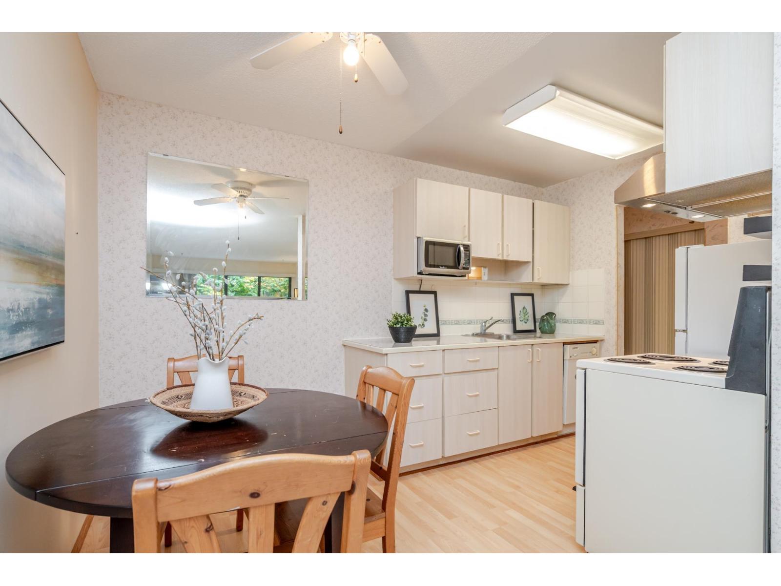 208 15020 North Bluff Road, White Rock, British Columbia  V4B 5A4 - Photo 5 - R3053101