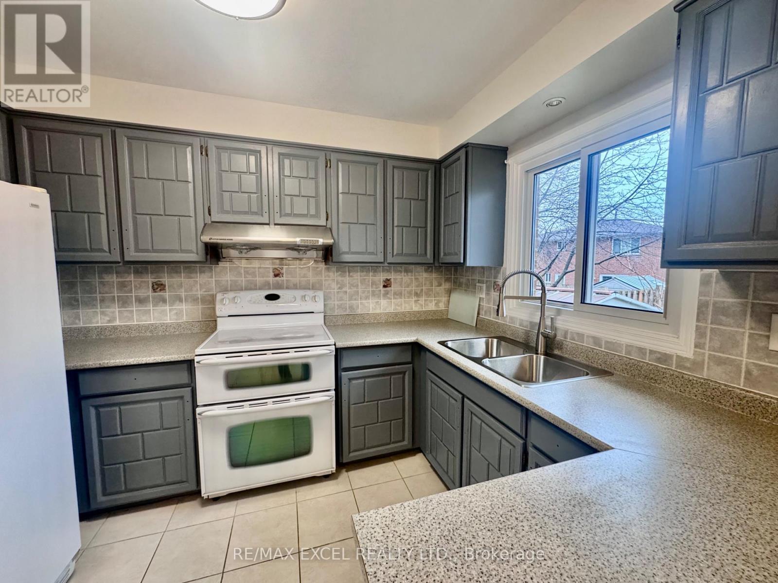 Upper - 63 Hornshill Drive, Toronto, Ontario  M1S 3J3 - Photo 9 - E12432627