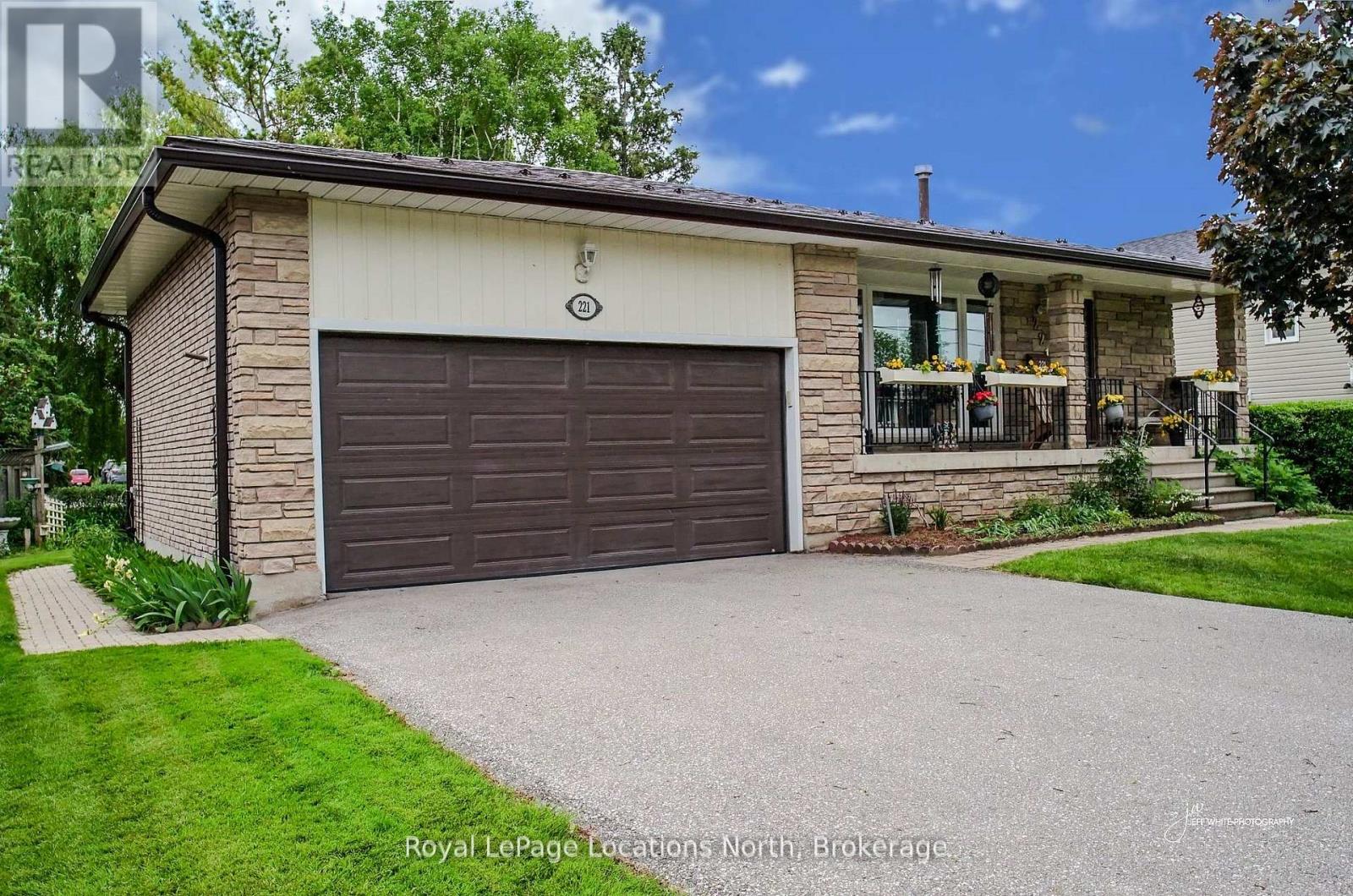 221 John Street, Clearview, Ontario  L0M 1S0 - Photo 2 - S12429112