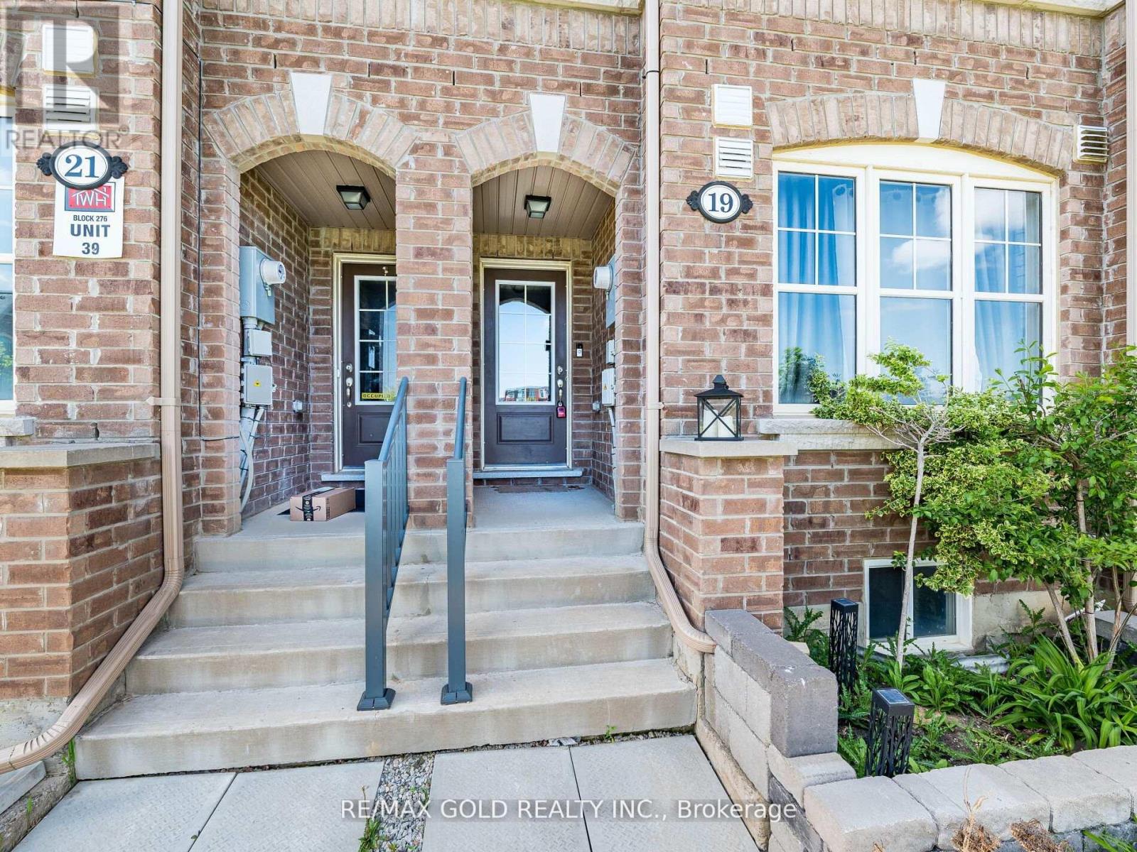 19 Sudeley Lane, Brampton, Ontario  L7A 4Z7 - Photo 2 - W12432544