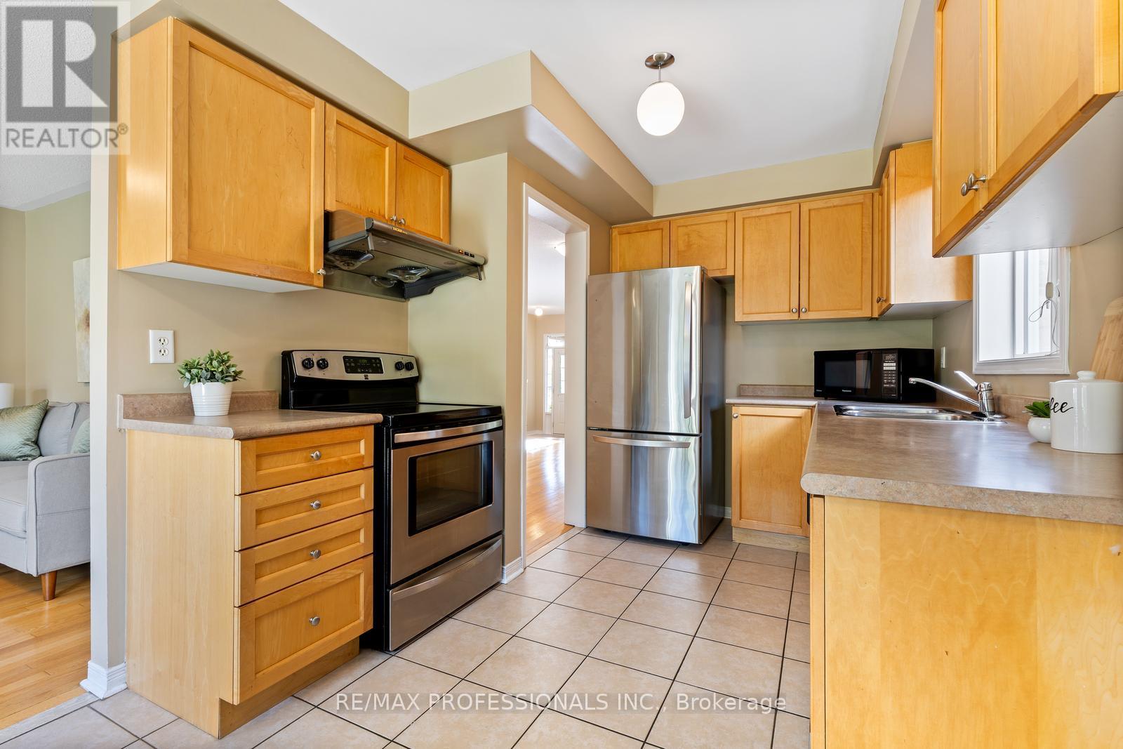 4808 Half Moon Grove, Mississauga, Ontario  L5M 7R7 - Photo 12 - W12432548