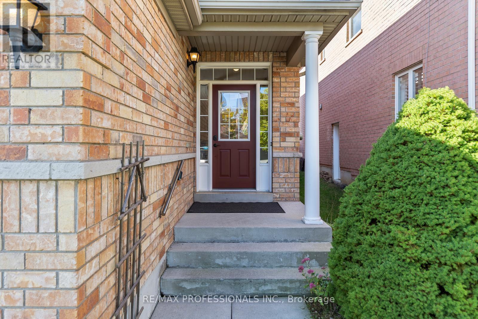 4808 Half Moon Grove, Mississauga, Ontario  L5M 7R7 - Photo 2 - W12432548