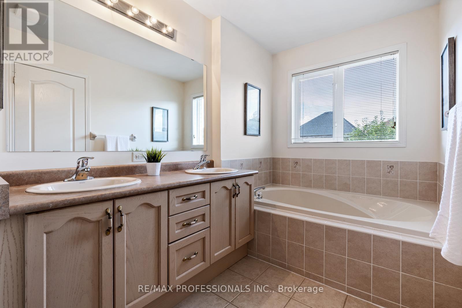 4808 Half Moon Grove, Mississauga, Ontario  L5M 7R7 - Photo 23 - W12432548