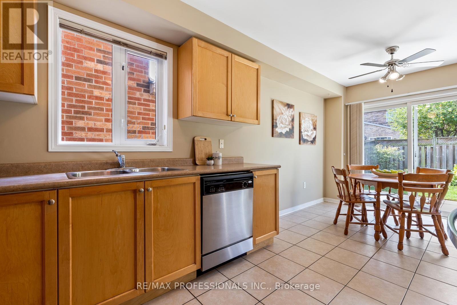 4808 Half Moon Grove, Mississauga, Ontario  L5M 7R7 - Photo 9 - W12432548