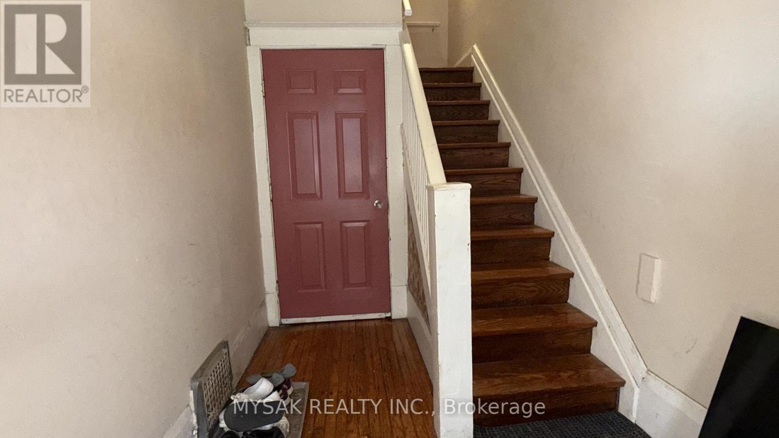 116 Fifth Street, Toronto, Ontario  M8V 2Z3 - Photo 2 - W12432582