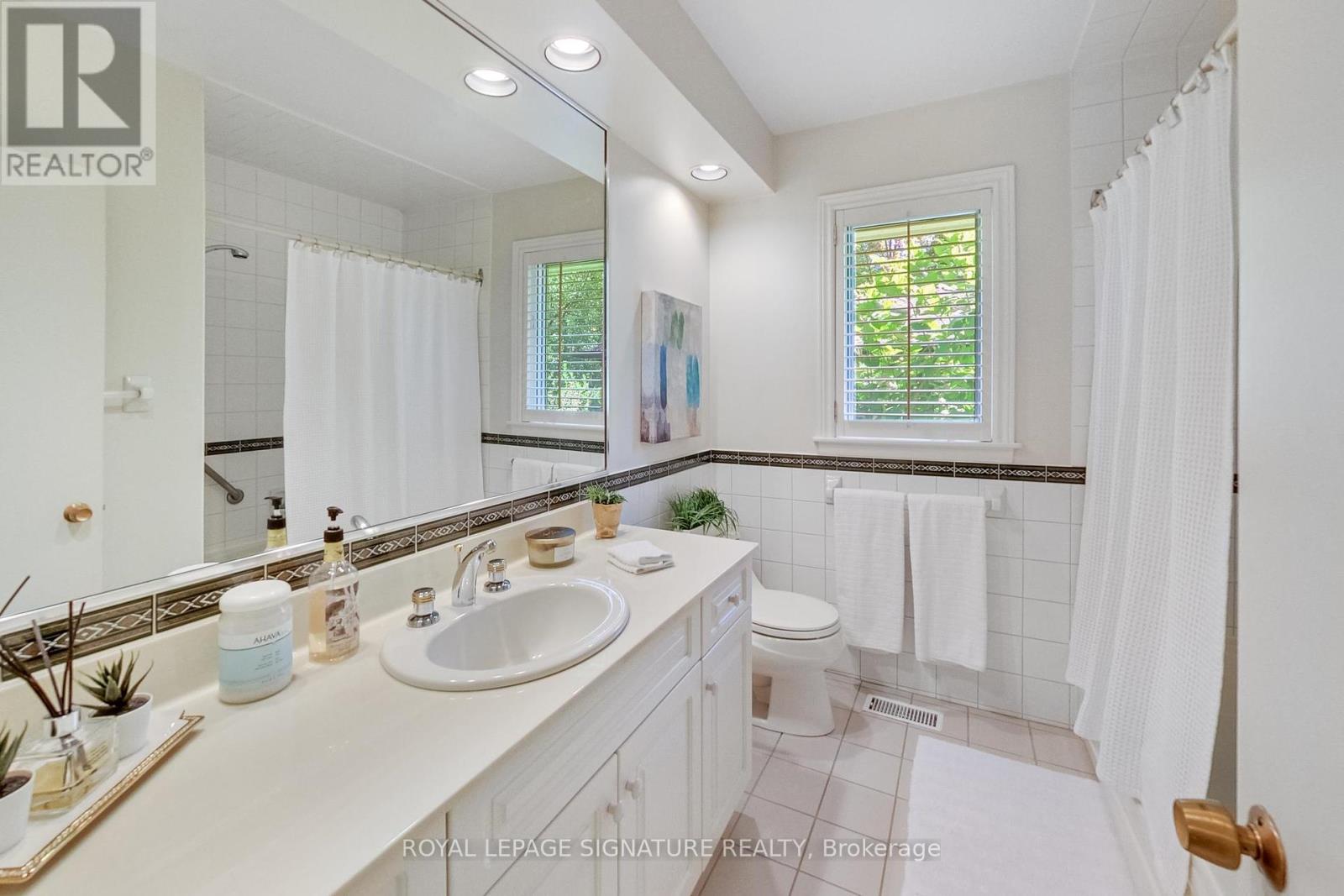 284 Woodland Drive, Oakville, Ontario  L6J 4W5 - Photo 23 - W12432593