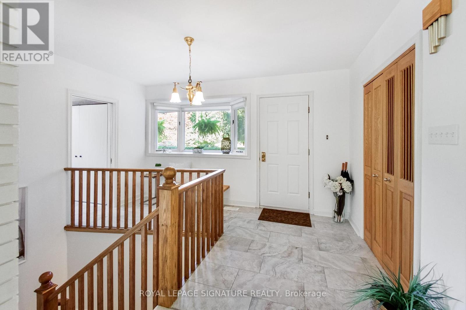 284 Woodland Drive, Oakville, Ontario  L6J 4W5 - Photo 3 - W12432593