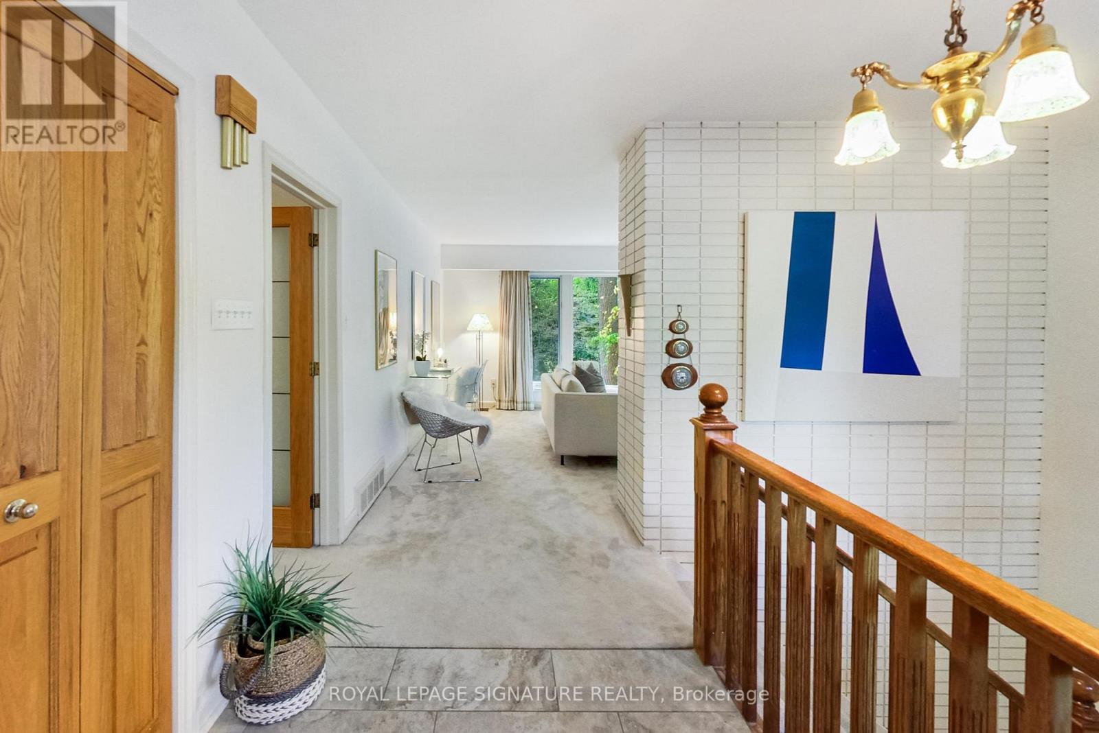 284 Woodland Drive, Oakville, Ontario  L6J 4W5 - Photo 4 - W12432593