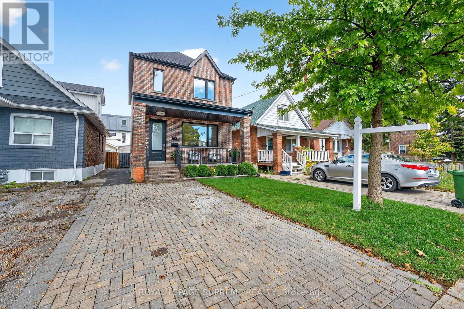 24 YORK AVENUE, Toronto, Ontario