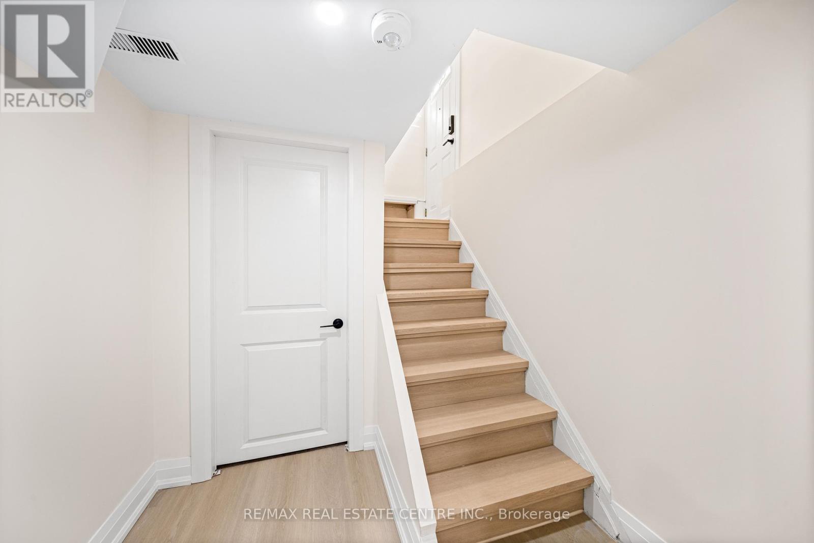 133 Inglewood Drive, Oakville, Ontario  L6K 1W8 - Photo 33 - W12426157