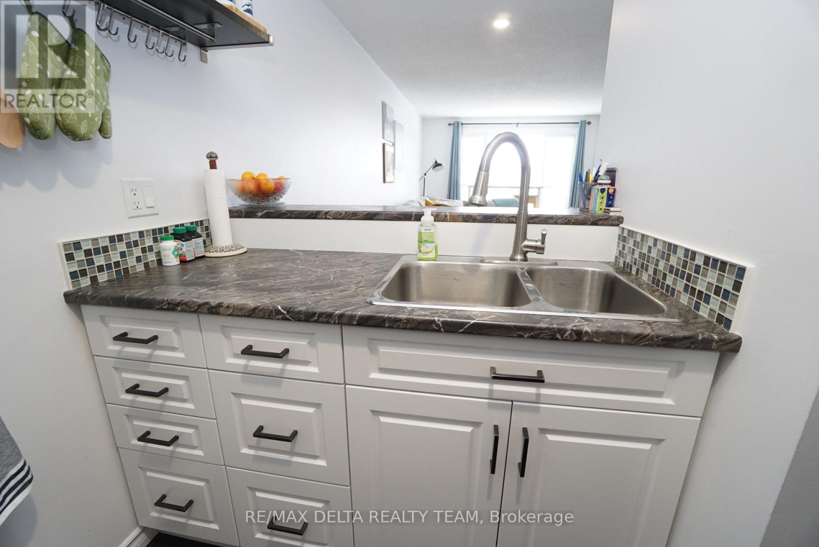 412 - 6376 Bilberry Drive, Ottawa, Ontario  K1C 4P6 - Photo 12 - X12394494