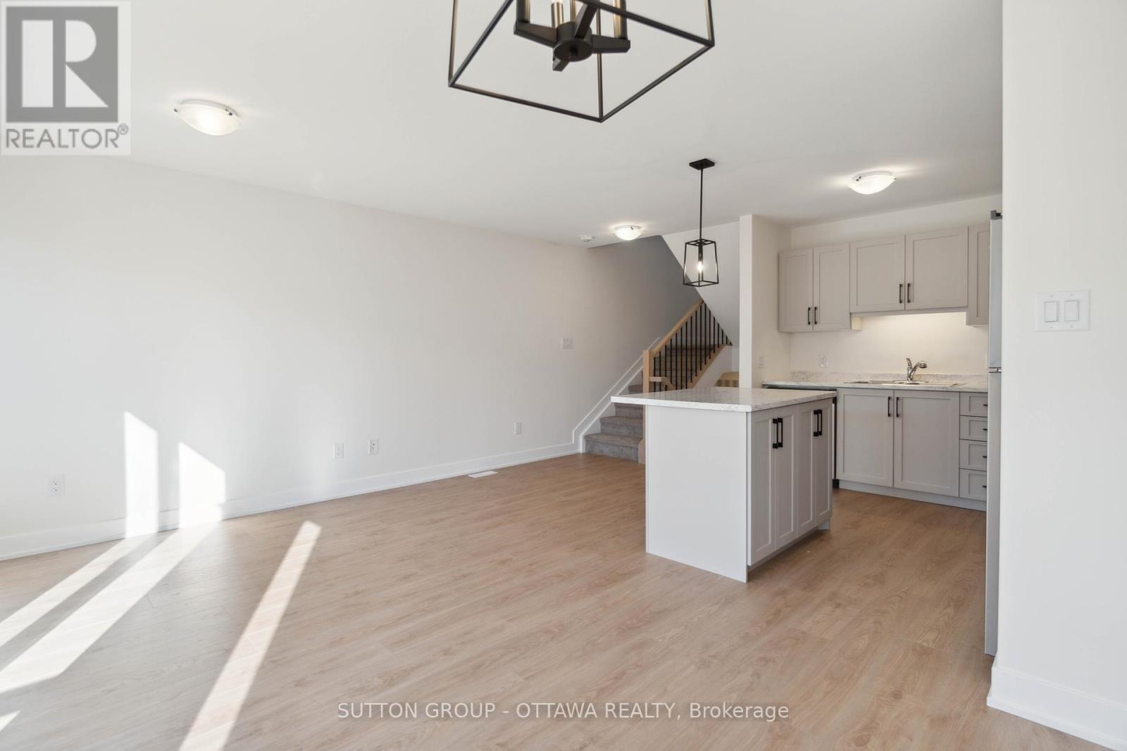 13 Whitcomb Crescent, Smiths Falls, Ontario  K7C 0B7 - Photo 6 - X12398792