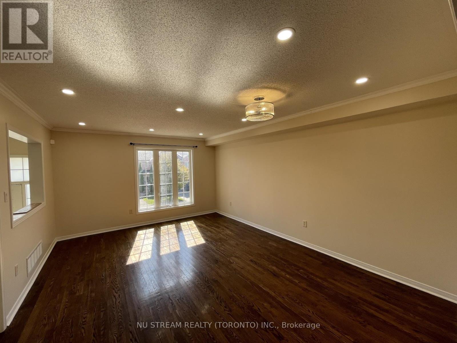 26 Martell Gate, Aurora, Ontario  L4G 0C4 - Photo 2 - N12432738
