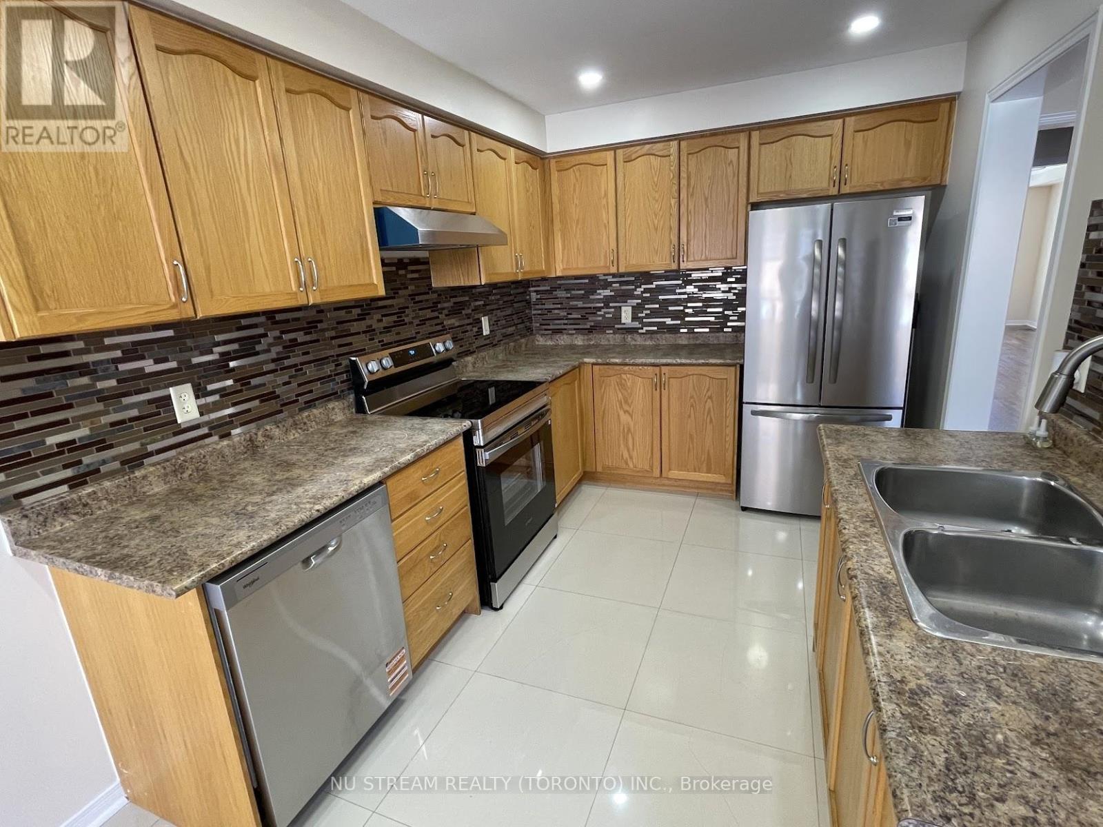 26 Martell Gate, Aurora, Ontario  L4G 0C4 - Photo 4 - N12432738