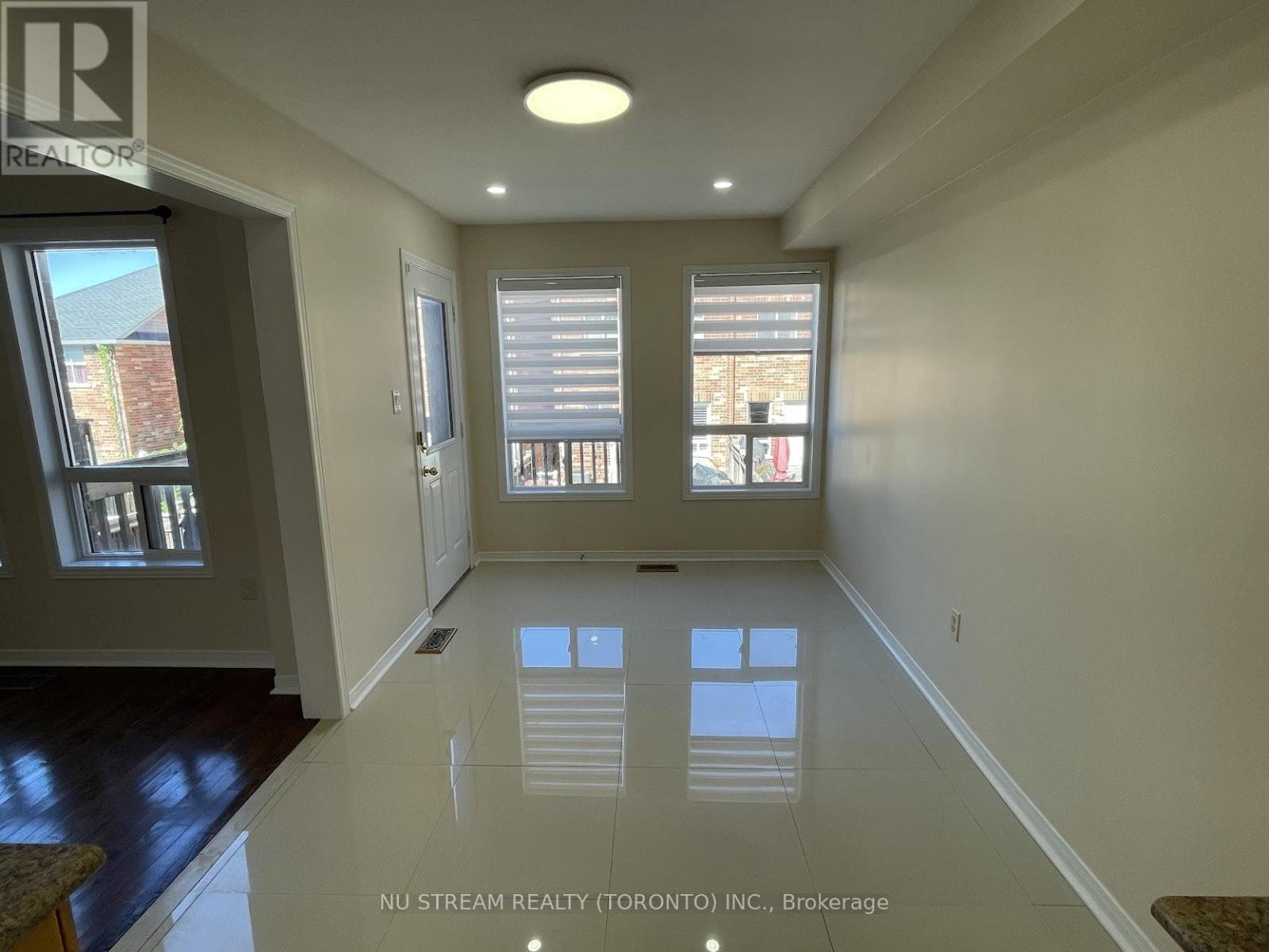 26 Martell Gate, Aurora, Ontario  L4G 0C4 - Photo 5 - N12432738