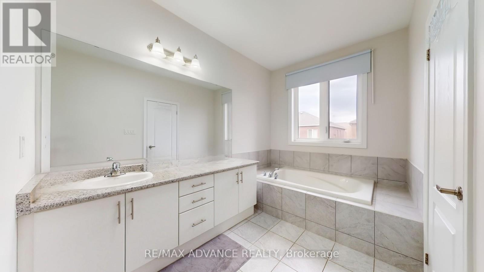 127 Decast Crescent, Markham, Ontario  L6B 1N8 - Photo 30 - N12432760