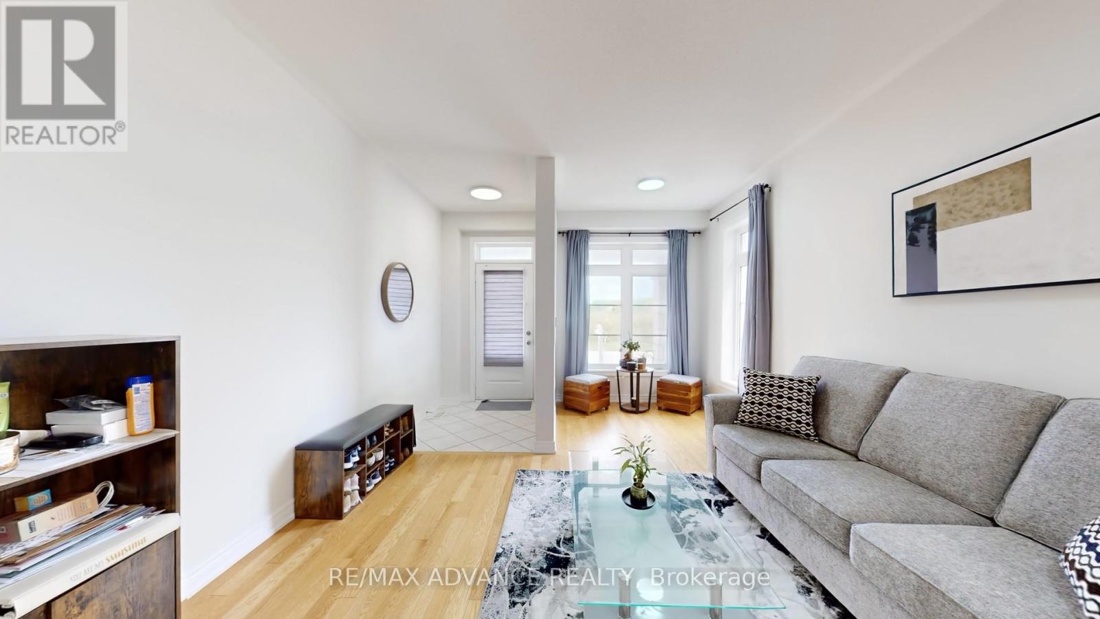 127 Decast Crescent, Markham, Ontario  L6B 1N8 - Photo 4 - N12432760