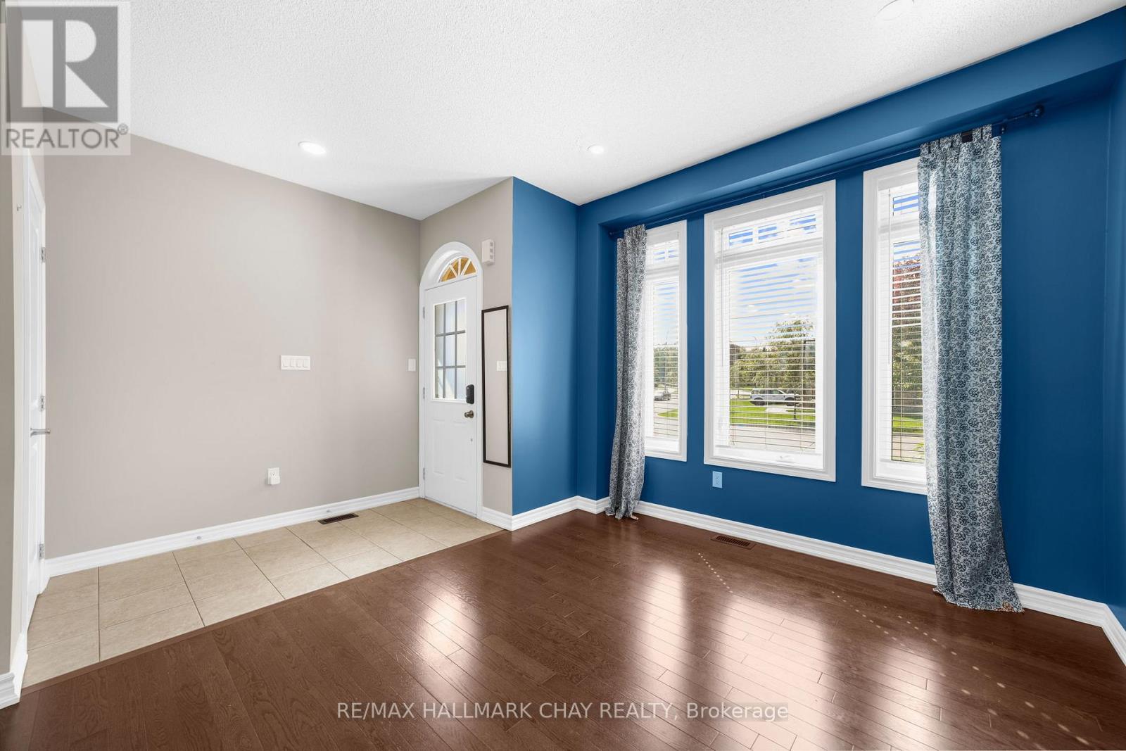 52 Strachan Trail, New Tecumseth, Ontario  L0G 1A0 - Photo 4 - N12432817