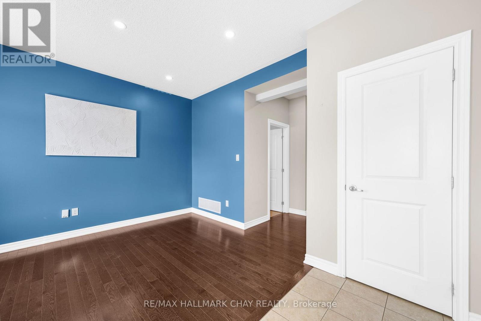 52 Strachan Trail, New Tecumseth, Ontario  L0G 1A0 - Photo 5 - N12432817