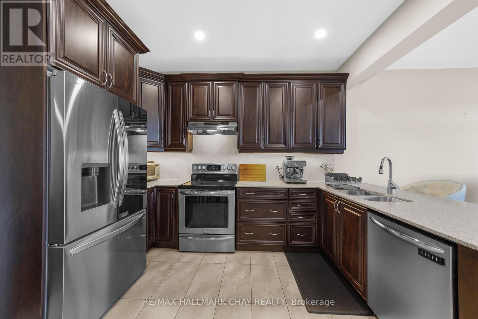52 Strachan Trail, New Tecumseth, Ontario  L0G 1A0 - Photo 9 - N12432817