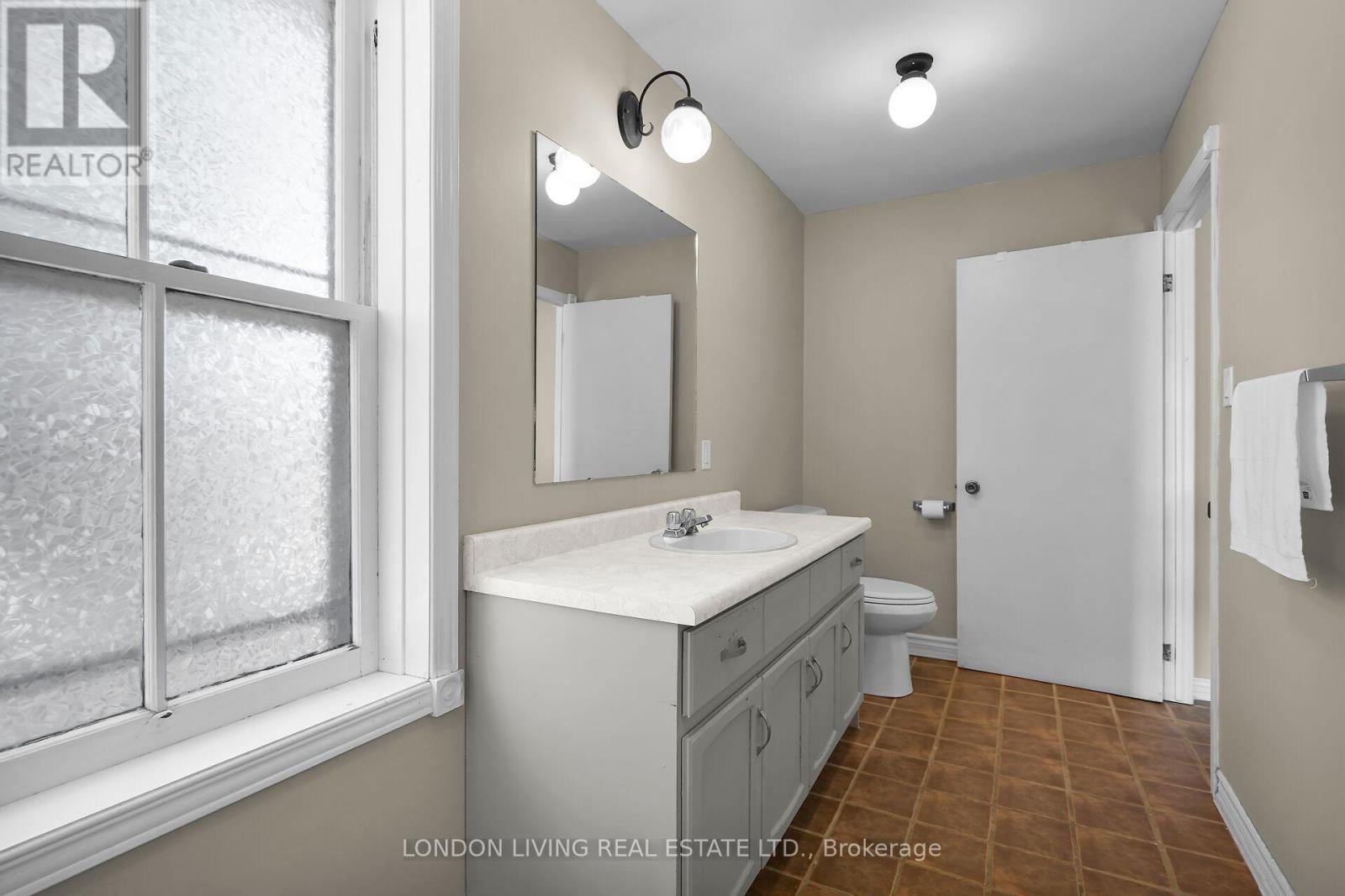 503 Baseline Road E, London South, Ontario  N6C 2P8 - Photo 16 - X12432876