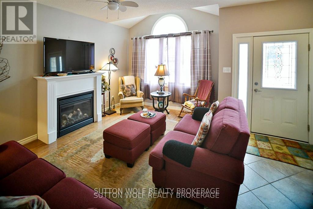 42 - 375 Scott Street E, Strathroy-Caradoc, Ontario  N7G 4G7 - Photo 12 - X12432879