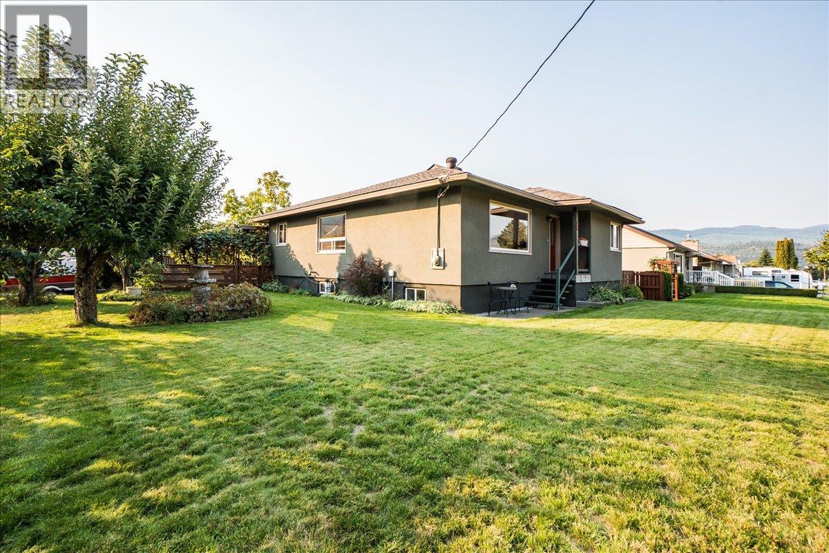 295 9th Avenue, Montrose, British Columbia  V0G 1P0 - Photo 1 - 10364151
