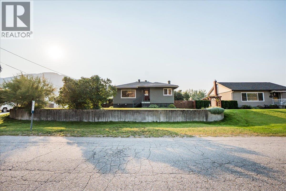 295 9th Avenue, Montrose, British Columbia  V0G 1P0 - Photo 3 - 10364151