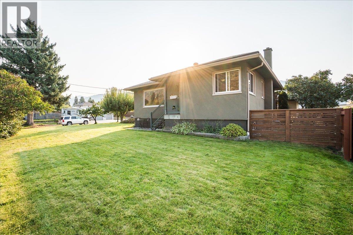 295 9th Avenue, Montrose, British Columbia  V0G 1P0 - Photo 5 - 10364151