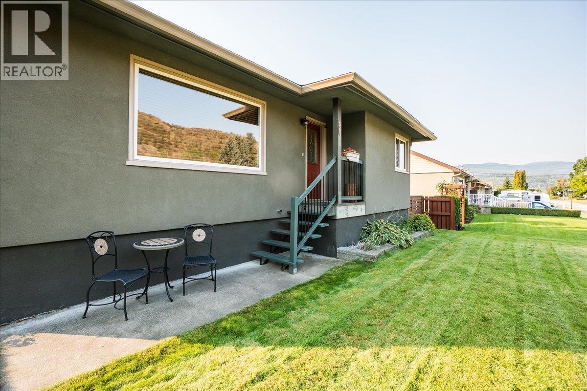 295 9th Avenue, Montrose, British Columbia  V0G 1P0 - Photo 6 - 10364151