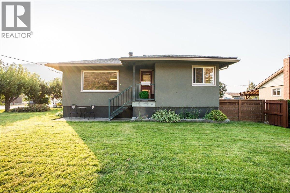 295 9th Avenue, Montrose, British Columbia  V0G 1P0 - Photo 2 - 10364151