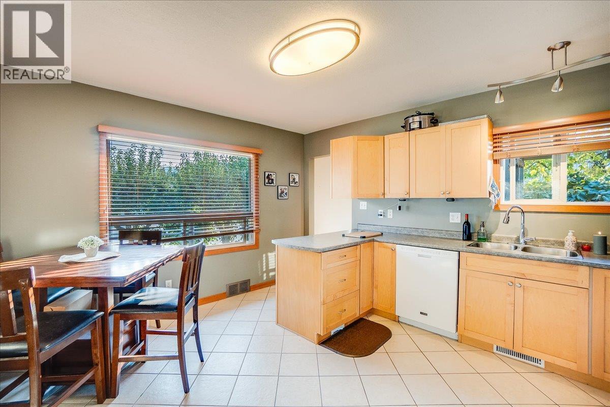 295 9th Avenue, Montrose, British Columbia  V0G 1P0 - Photo 45 - 10364151