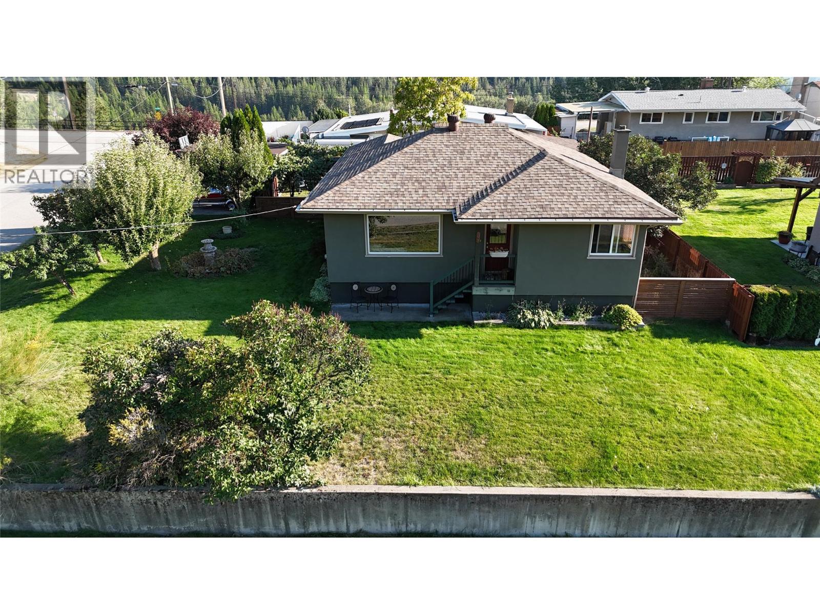 295 9th Avenue, Montrose, British Columbia  V0G 1P0 - Photo 4 - 10364151
