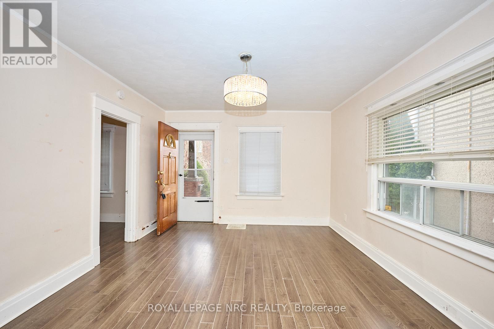 11 Beech Street, St. Catharines, Ontario  L2R 2B6 - Photo 7 - X12372497