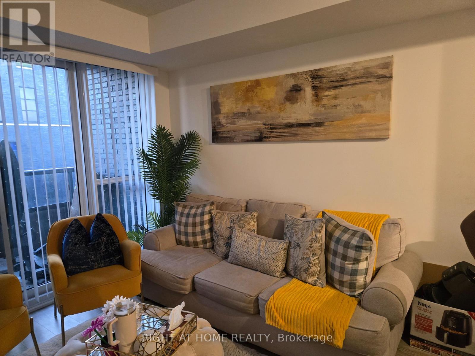 325 - 26 Gibbs Road, Toronto, Ontario  M9B 0E3 - Photo 4 - W12432783