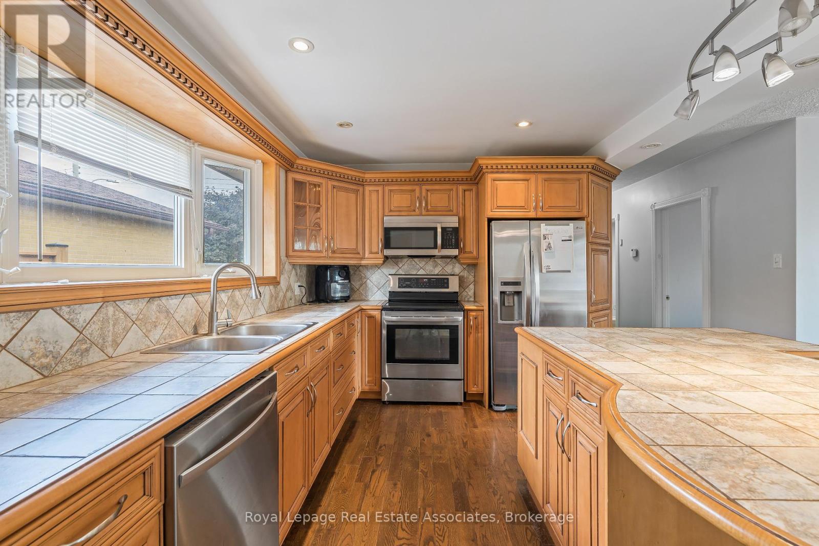 79 Duncan Drive, Halton Hills, Ontario  L7G 4M4 - Photo 10 - W12432793