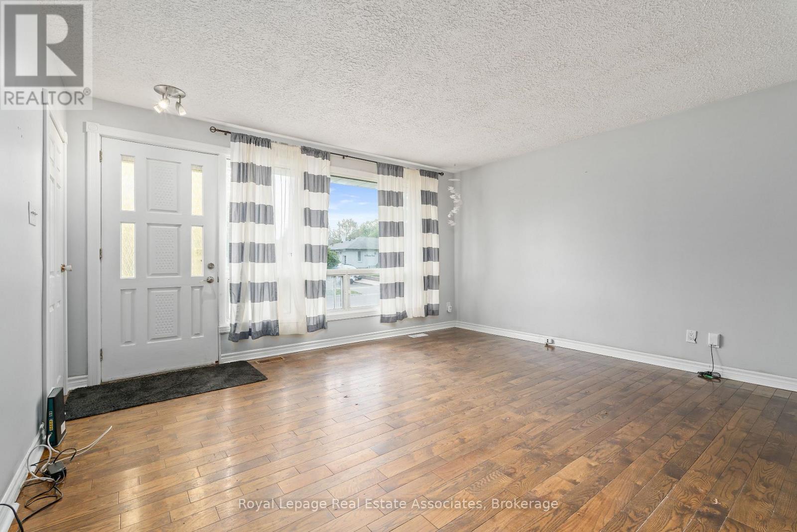 79 Duncan Drive, Halton Hills, Ontario  L7G 4M4 - Photo 4 - W12432793