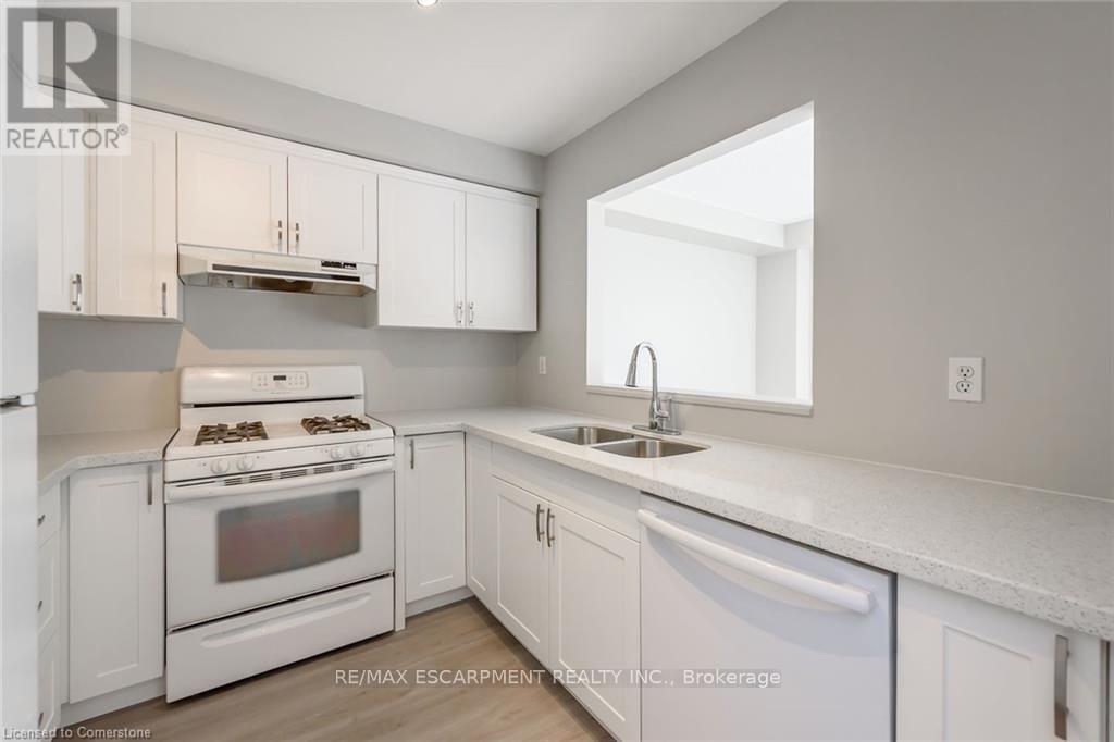 626 Taylor Crescent, Burlington, Ontario  L7L 7A5 - Photo 13 - W12432813
