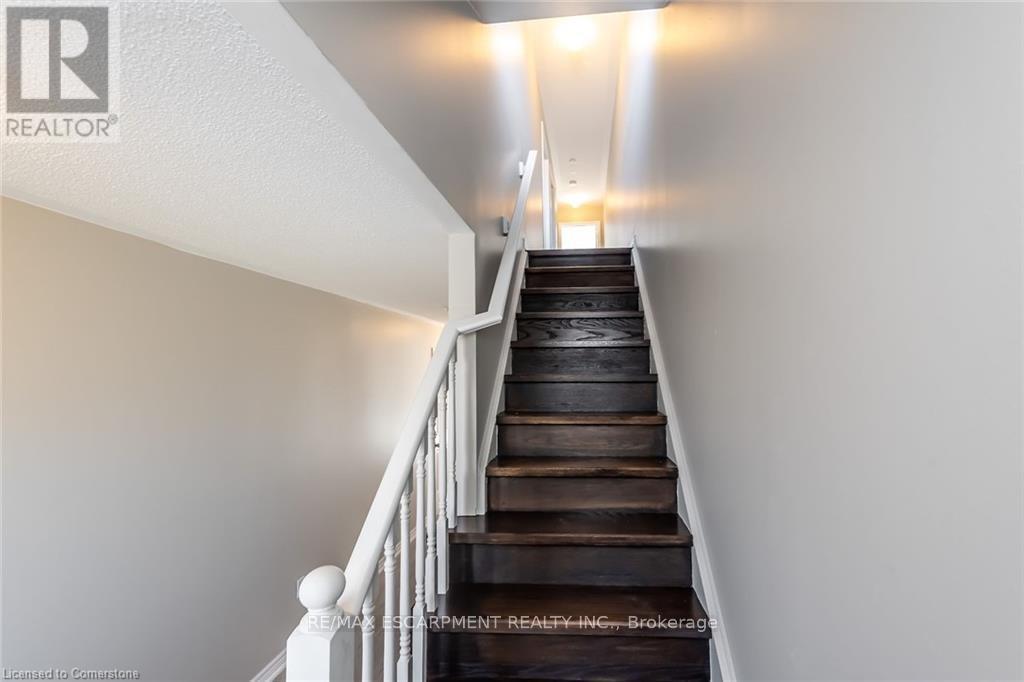 626 Taylor Crescent, Burlington, Ontario  L7L 7A5 - Photo 6 - W12432813