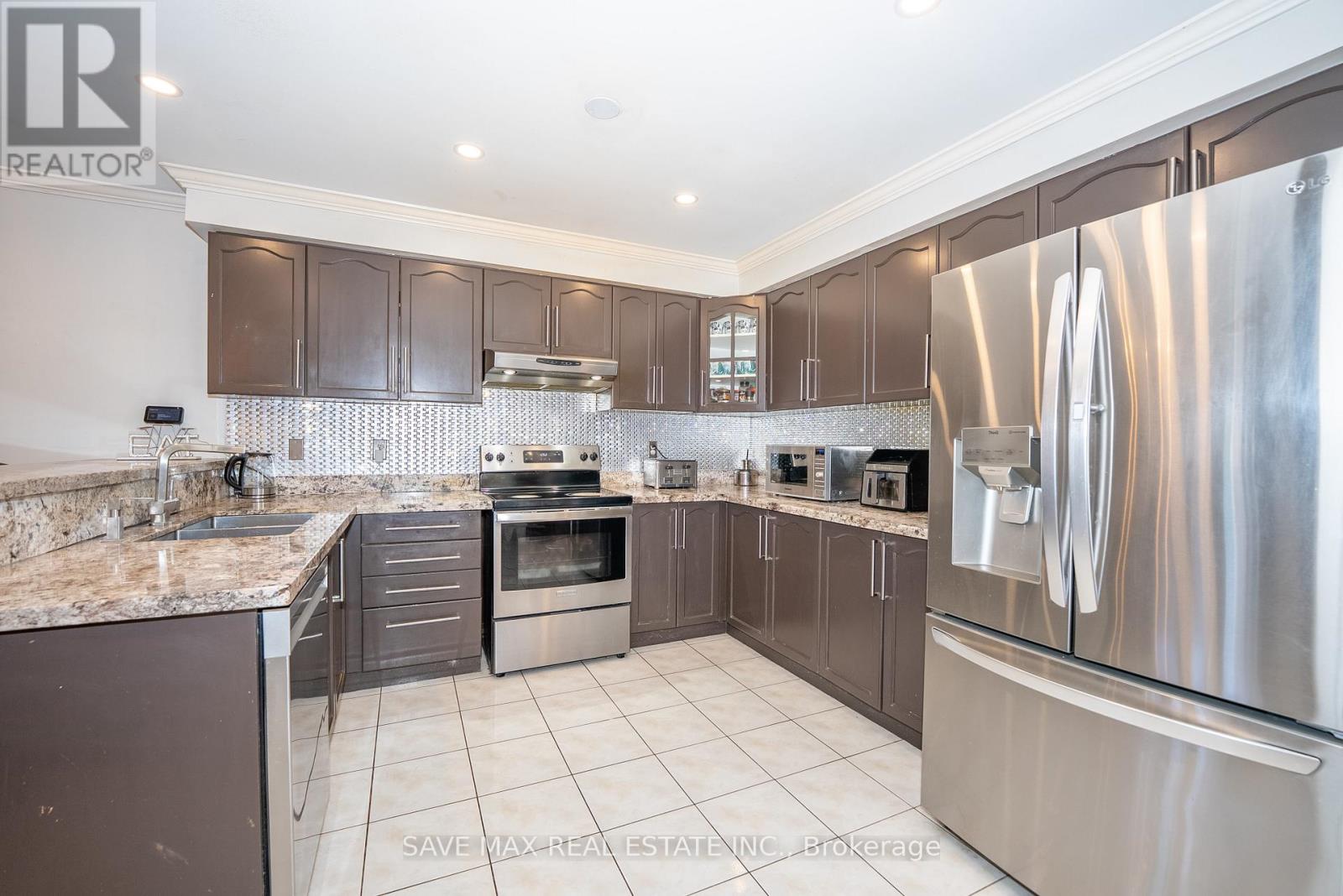 23 Edenvalley Road, Brampton, Ontario  L7A 2M6 - Photo 10 - W12432827