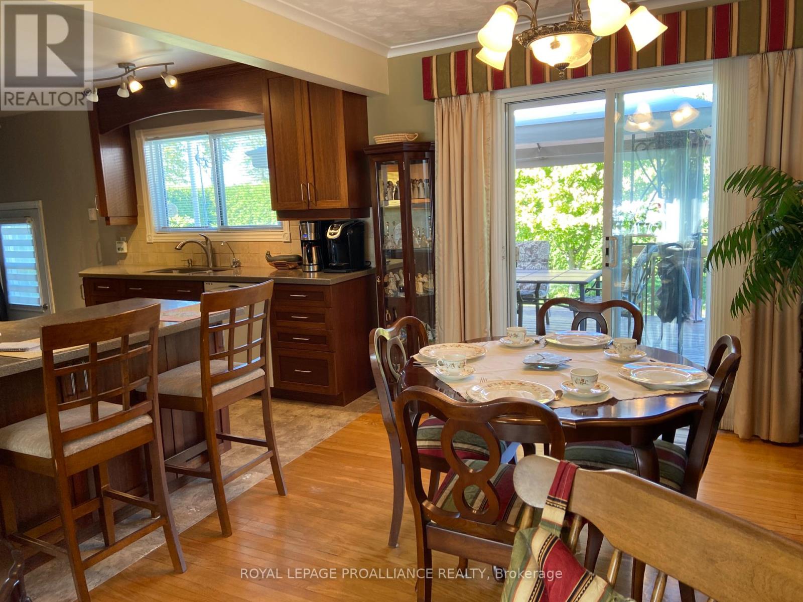 34 Hillcrest Drive, Brockville, Ontario  K6V 3J4 - Photo 4 - X12432860