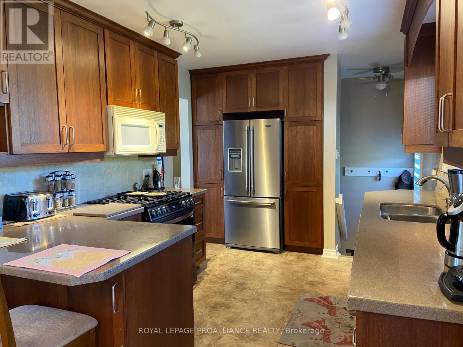 34 Hillcrest Drive, Brockville, Ontario  K6V 3J4 - Photo 6 - X12432860