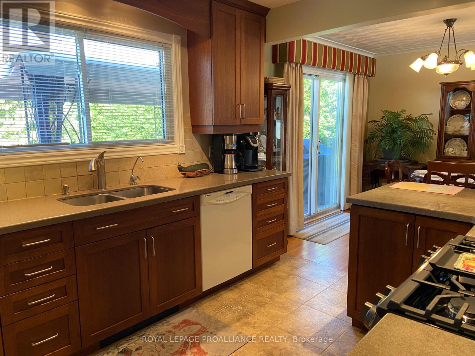 34 Hillcrest Drive, Brockville, Ontario  K6V 3J4 - Photo 7 - X12432860
