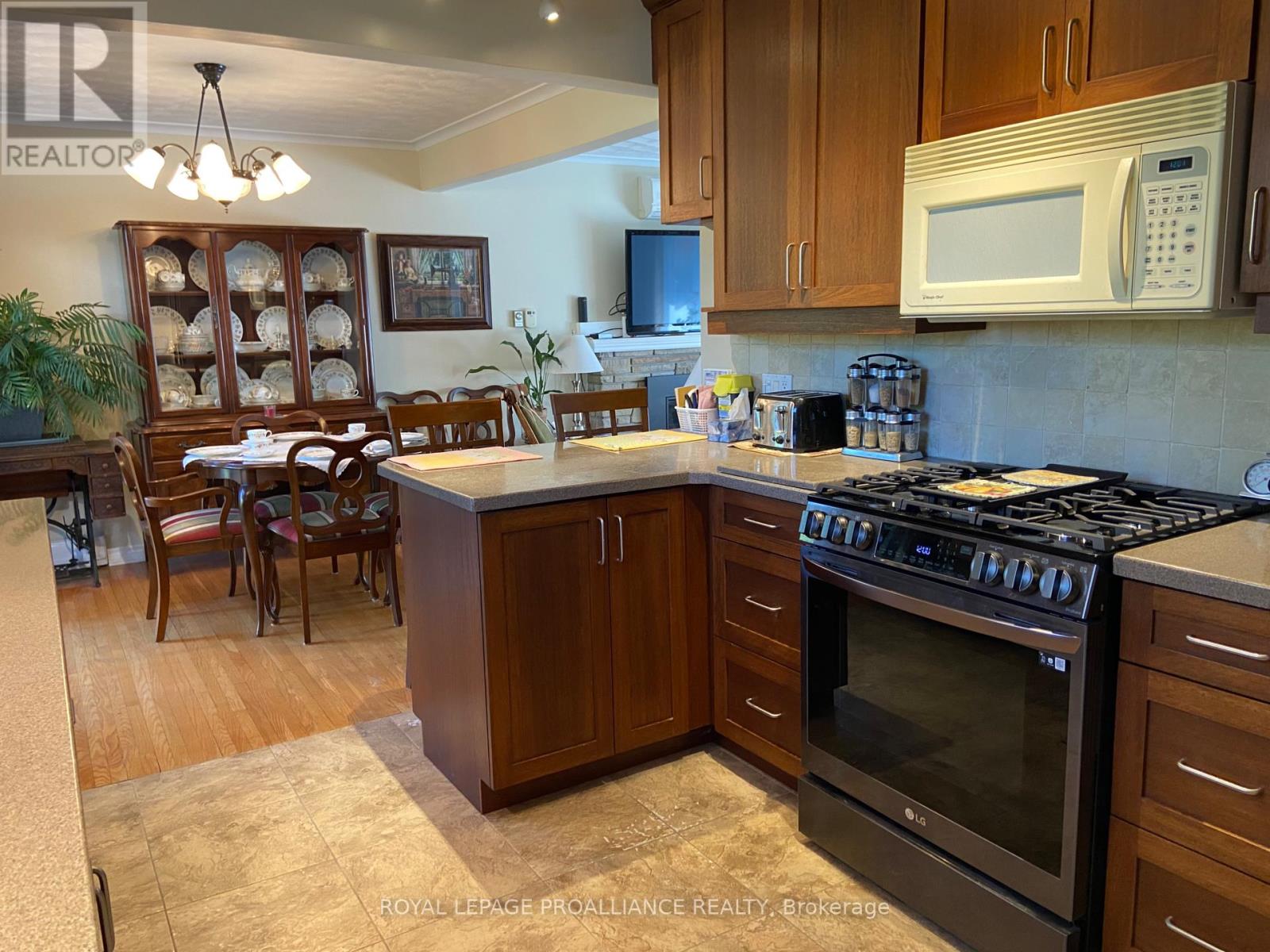 34 Hillcrest Drive, Brockville, Ontario  K6V 3J4 - Photo 8 - X12432860