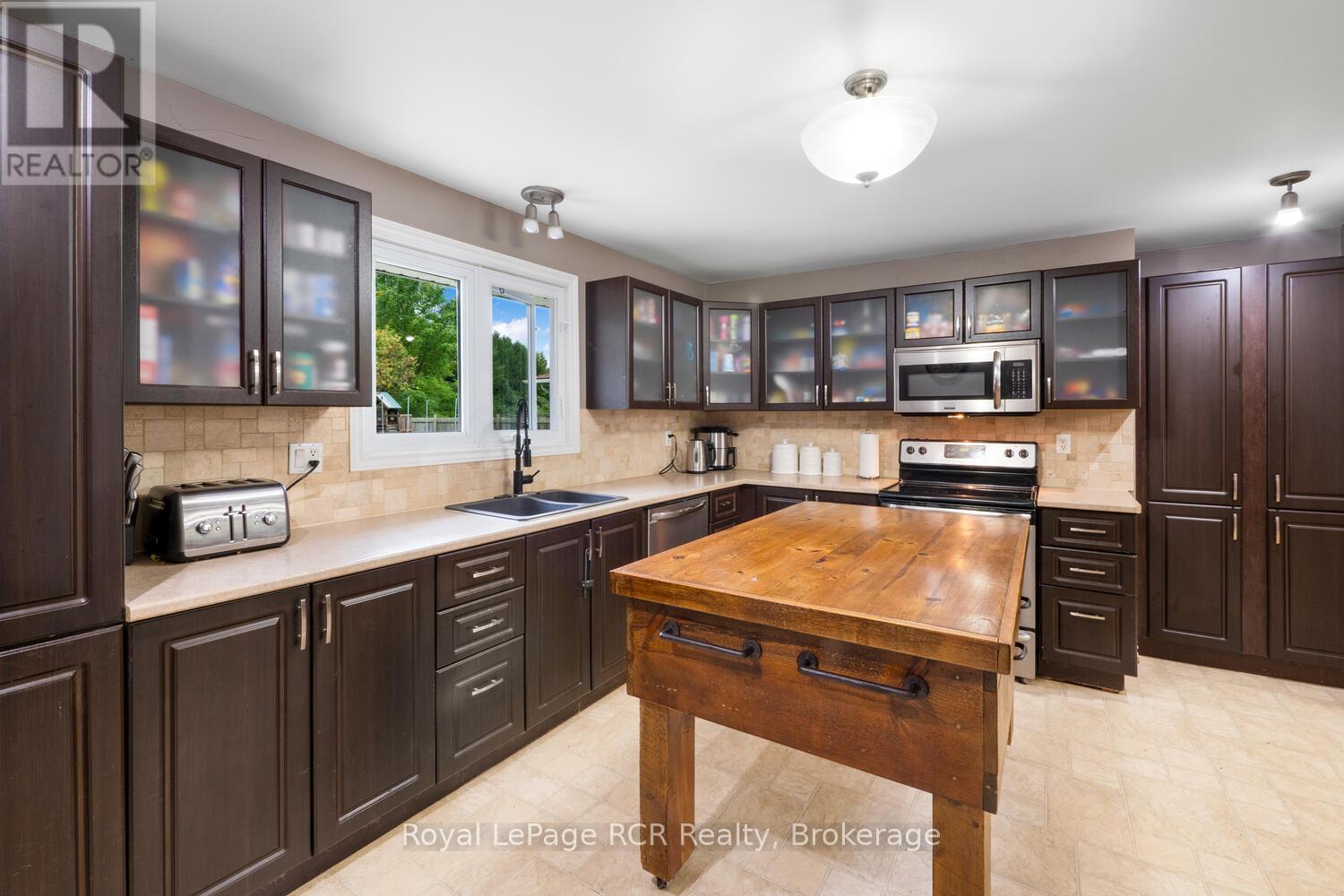 525 Augusta Street, Saugeen Shores, Ontario  N0H 2L0 - Photo 12 - X12432905