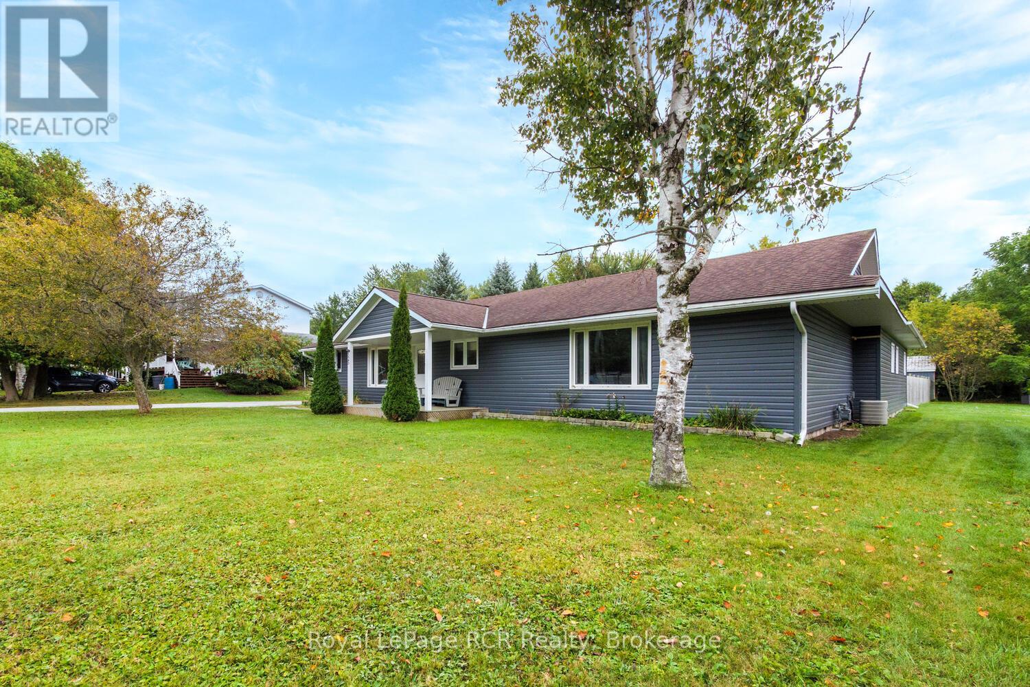 525 Augusta Street, Saugeen Shores, Ontario  N0H 2L0 - Photo 2 - X12432905