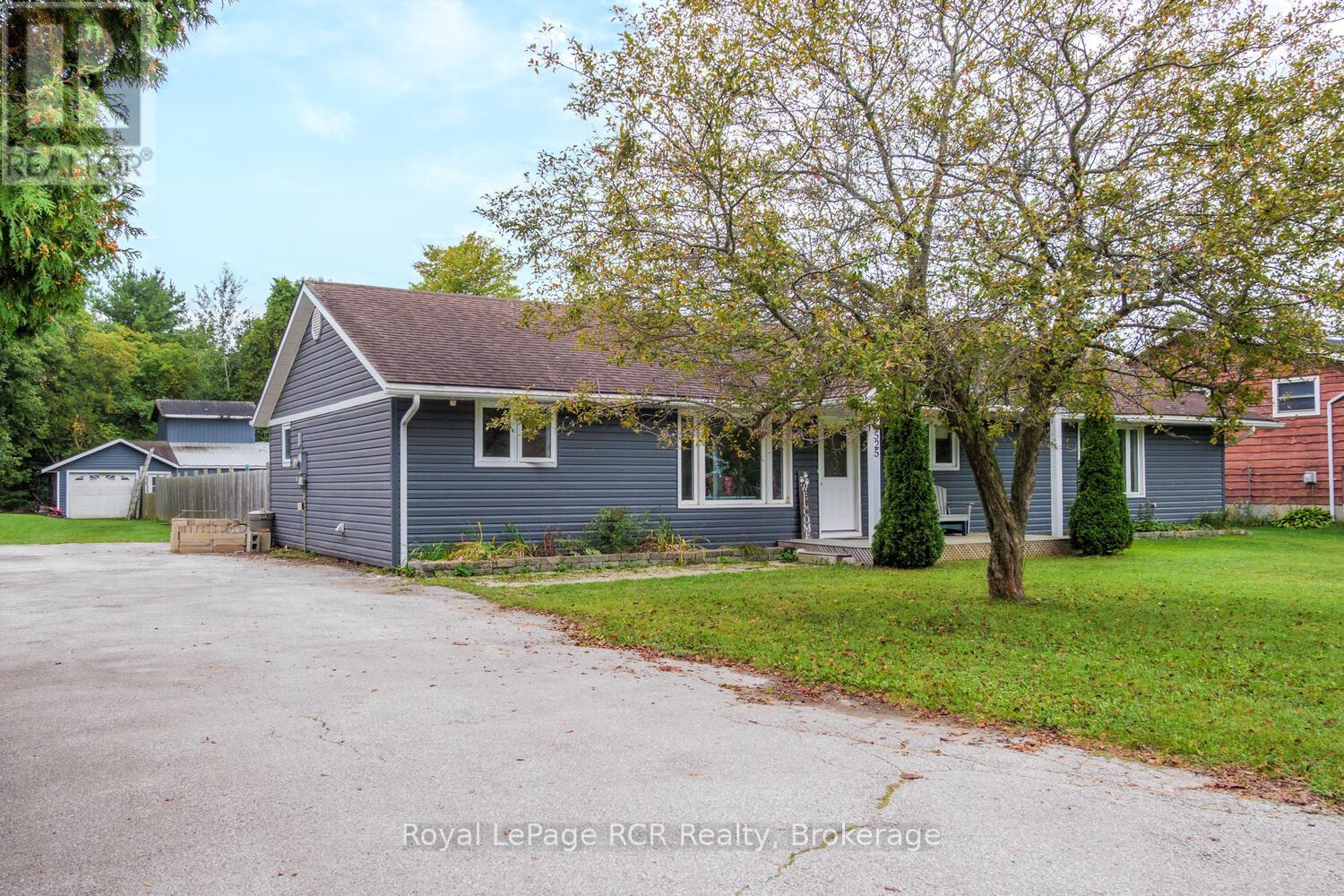 525 Augusta Street, Saugeen Shores, Ontario  N0H 2L0 - Photo 3 - X12432905
